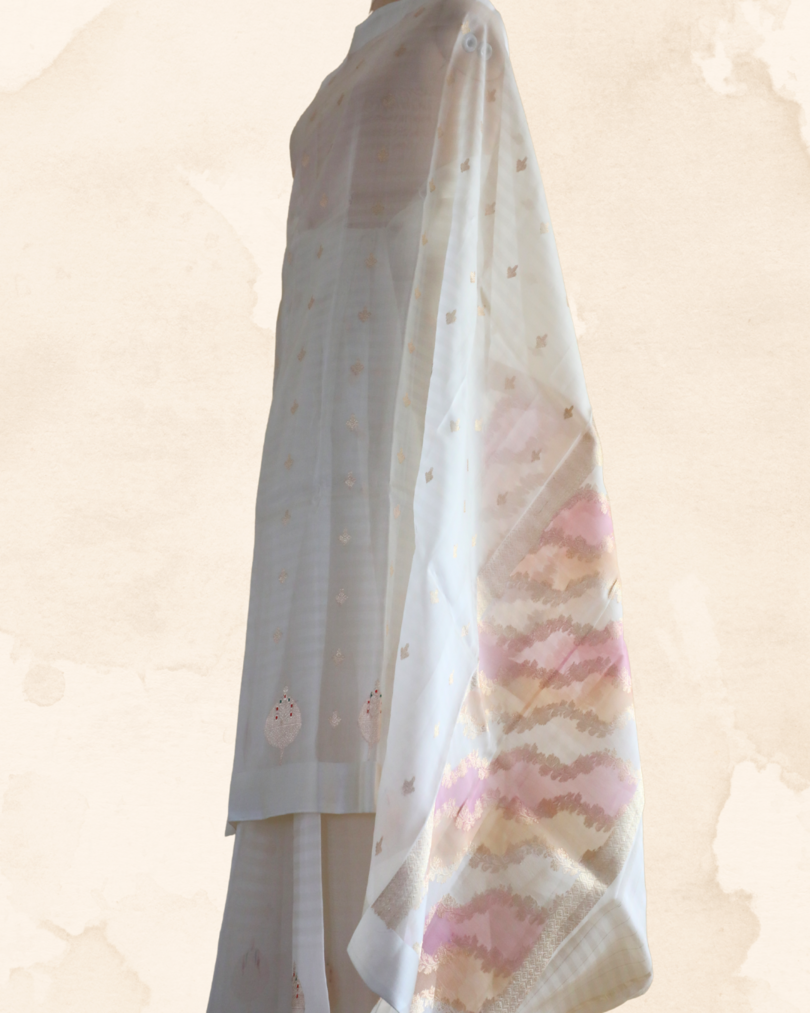 Sveta Saree, Banarasi Organza Silk Saree, Off White Saree ,Handwoven Kadhwa Saree, Pure Organza Silk Saree, Rangkat Pallu Saree, Multicoloured Banarasi Saree, Bridal Trousseau Saree, Wedding Guest Saree, Festive Silk Saree, Designer Handloom Saree, Minimalist Elegant Saree, Contemporary Organza Saree, Luxury Indian Saree, Traditional Banarasi Weave
